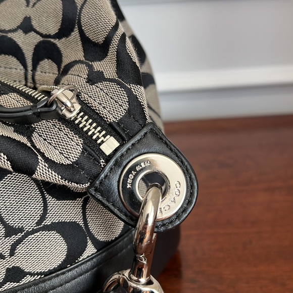 HADLEY SIGNATURE ZIP SATCHEL (COACH F31841)
SILVER/BLACK/WHITE/BLACK Preloved - Picture 3 of 11
